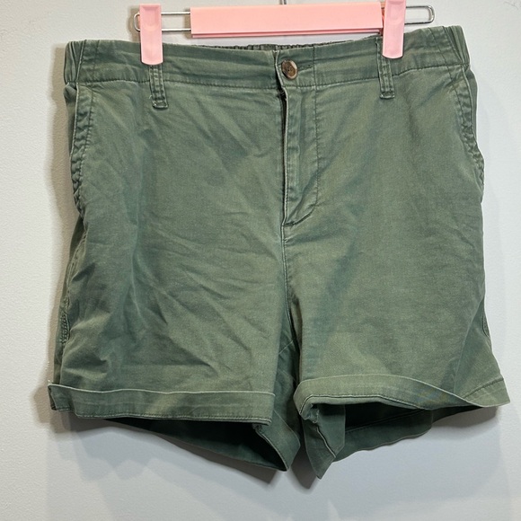 Old Navy “everyday” elastic waist short - Picture 2 of 3